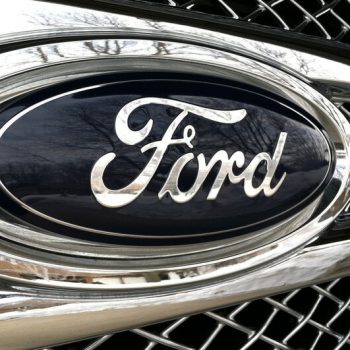 Símbolo Ford no para-choque do Carro